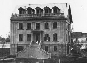 Une nouvelle école pour Sainte-Anne de Victoria; le couvent pionnier se trouve à  droite (1871)